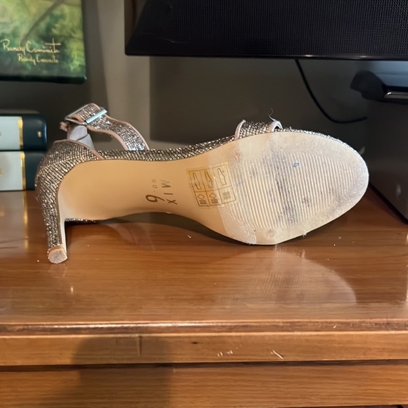 4. Mix No 6 Gold Heels, Size 8.5 - Picture 12 of 15